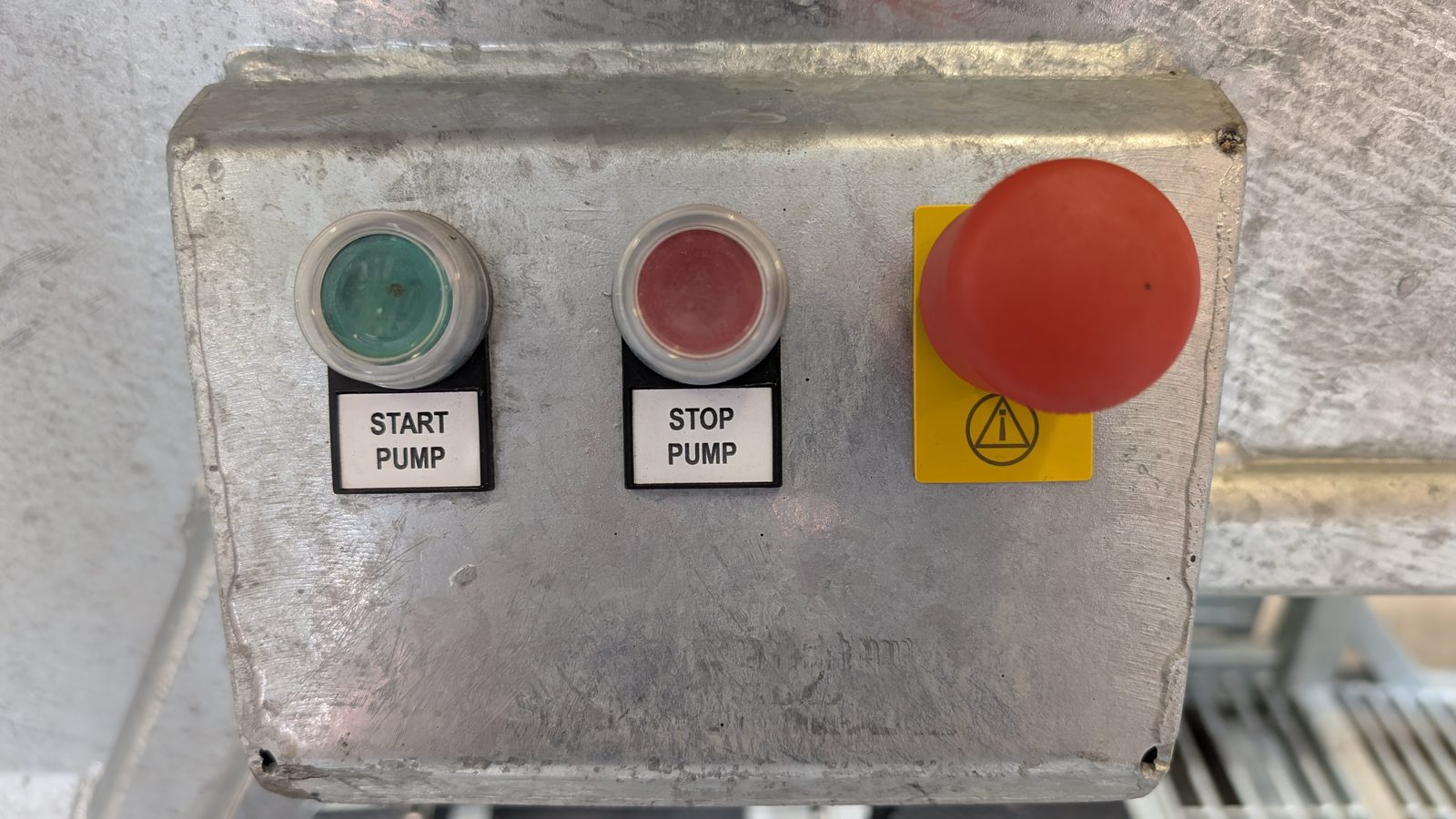 Bedieningspaneel met start-, stop- en noodstopknop
