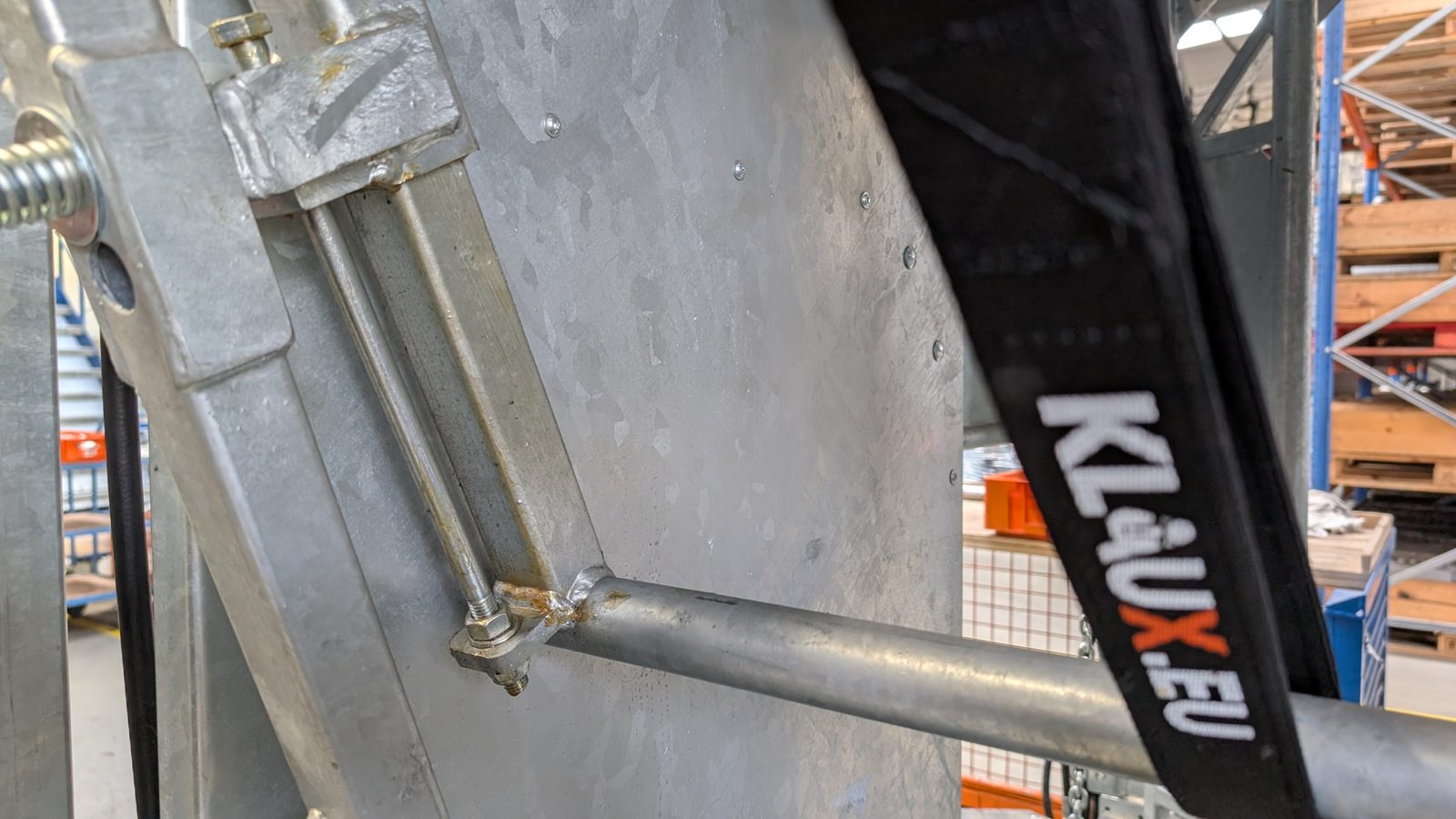 Hydraulische cilinder van een KLAUX.EU klauwbekapbox
